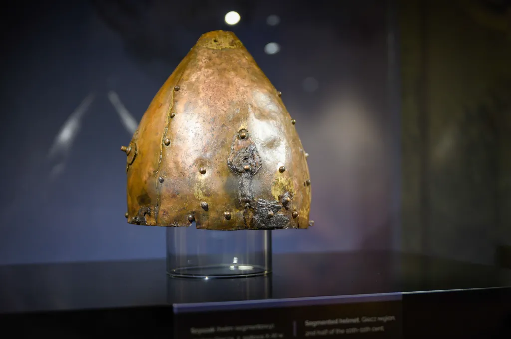  16.04.2025. Fragment wystawy „Bolesław Chrobry z Poznania po władzę i koronę” w Muzeum Archeologicznym w Poznaniu, 16 bm. Ekspozycja jest elementem projektu muzeum Rezerwatu Archeologicznego Genius Loci w Poznaniu przygotowanego z okazji jubileuszu koronacji pierwszego polskiego króla. PAP/Jakub Kaczmarczyk