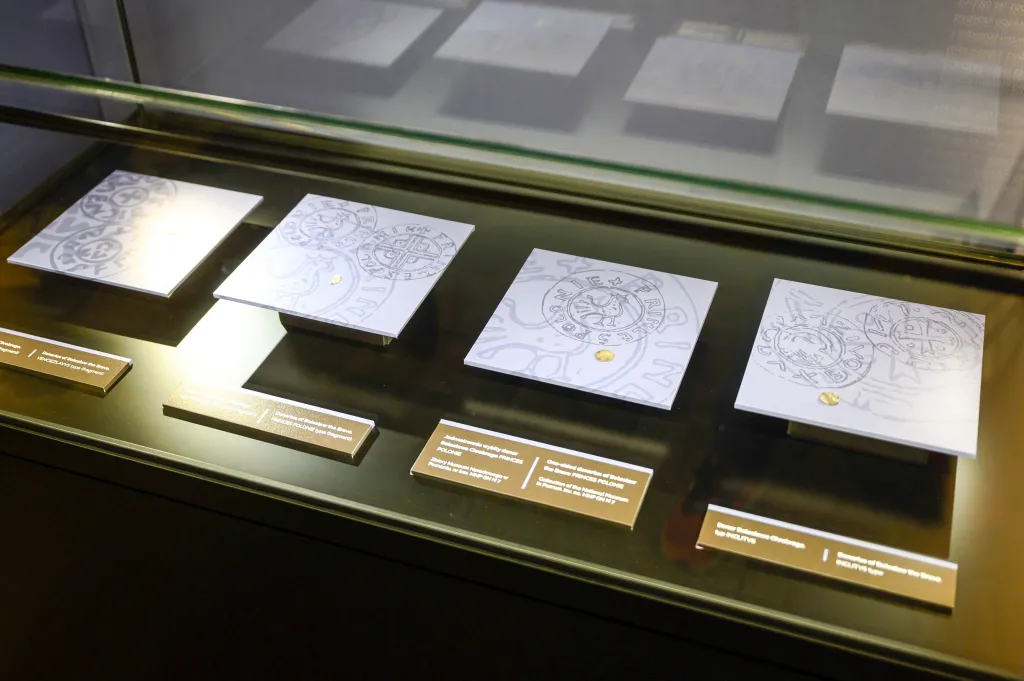  16.04.2025. Fragment wystawy „Bolesław Chrobry z Poznania po władzę i koronę” w Muzeum Archeologicznym w Poznaniu, 16 bm. Ekspozycja jest elementem projektu muzeum Rezerwatu Archeologicznego Genius Loci w Poznaniu przygotowanego z okazji jubileuszu koronacji pierwszego polskiego króla. PAP/Jakub Kaczmarczyk