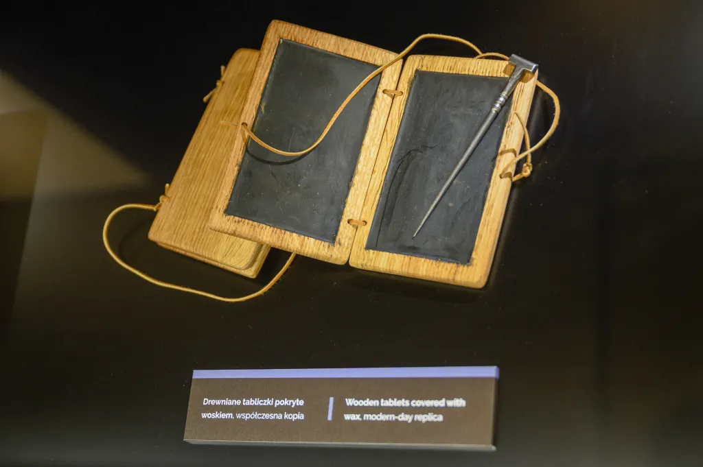  16.04.2025. Fragment wystawy „Bolesław Chrobry z Poznania po władzę i koronę” w Muzeum Archeologicznym w Poznaniu, 16 bm. Ekspozycja jest elementem projektu muzeum Rezerwatu Archeologicznego Genius Loci w Poznaniu przygotowanego z okazji jubileuszu koronacji pierwszego polskiego króla. PAP/Jakub Kaczmarczyk