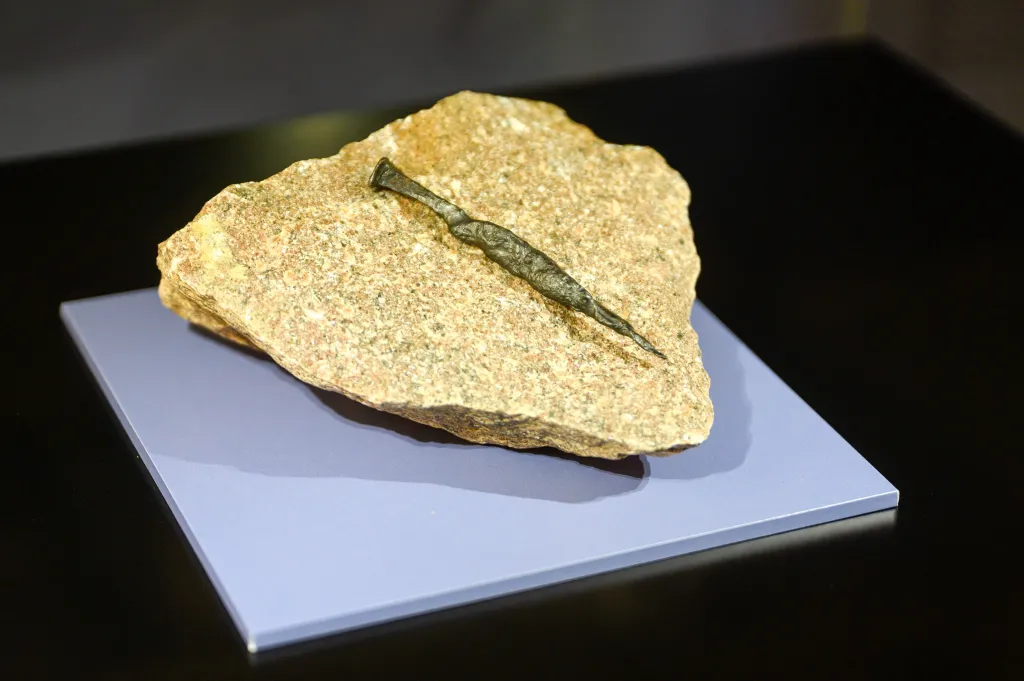  16.04.2025. Fragment wystawy „Bolesław Chrobry z Poznania po władzę i koronę” w Muzeum Archeologicznym w Poznaniu, 16 bm. Ekspozycja jest elementem projektu muzeum Rezerwatu Archeologicznego Genius Loci w Poznaniu przygotowanego z okazji jubileuszu koronacji pierwszego polskiego króla. PAP/Jakub Kaczmarczyk