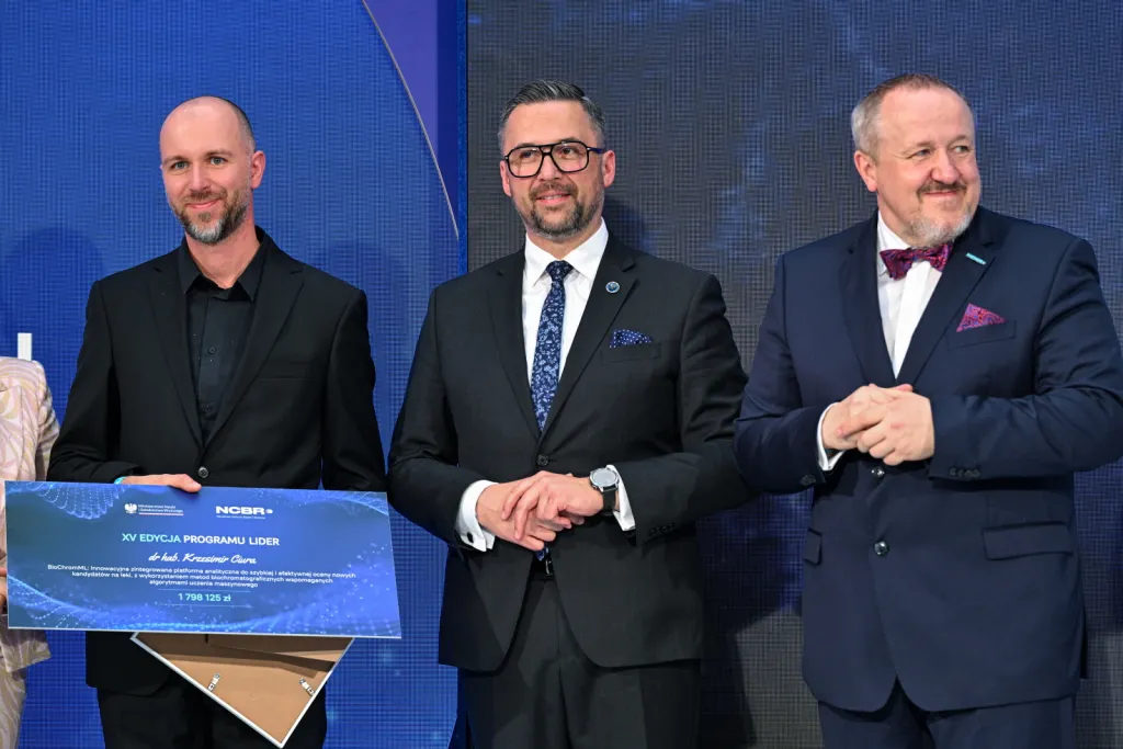 Warszawa, 17.06.2025. Minister nauki i szkolnictwa wyższego Marcin Kulasek (C), dyrektor Narodowego Centrum Badań i Rozwoju (NCBR) Jerzy Małachowski (P) oraz nagrodzony Krzesimir Ciura (L) na gali XV edycji programu LIDER, 17 bm. w siedzibie Politechniki Warszawskiej. Wydarzenie jest organizowane przez Narodowe Centrum Badań i Rozwoju. (mr) PAP/Radek Pietruszka