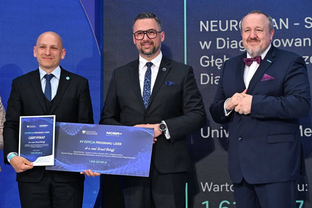 Warszawa, 17.06.2025. Minister nauki i szkolnictwa wyższego Marcin Kulasek (C), dyrektor Narodowego Centrum Badań i Rozwoju (NCBR) Jerzy Małachowski (P) oraz nagrodzony Ernest Bobeff (L) na gali XV edycji programu LIDER, 17 bm. w siedzibie Politechniki Warszawskiej. Wydarzenie jest organizowane przez Narodowe Centrum Badań i Rozwoju. (mr) PAP/Radek Pietruszka