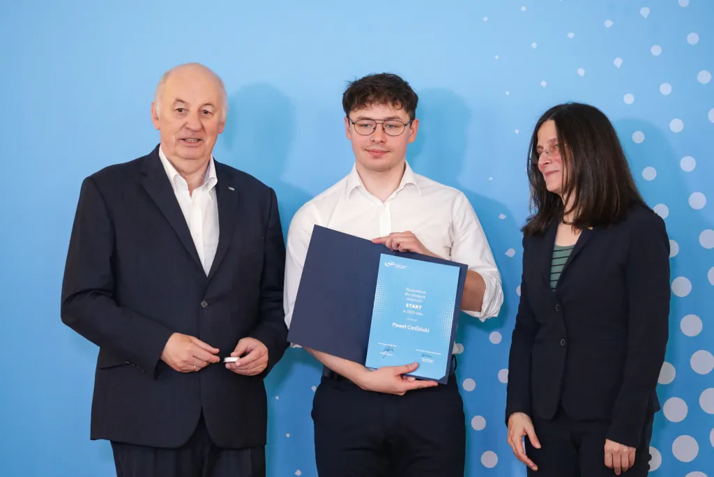 Warszawa, 14.06.2025. Historyk sztuki Grażyna Jurkowlaniec (P), prezes zarządu Fundacji na rzecz Nauki Polskiej Maciej Żylicz (L) i Paweł Cieśliński (C) na uroczystości wręczenia dyplomów laureatom i laureatkom programu START - Stypendia dla Młodych Uczonych (edycja 2025), organizowana przez Fundację na rzecz Nauki Polskiej w Warszawie, 14 bm. (ad) PAP/Tomasz Gzell