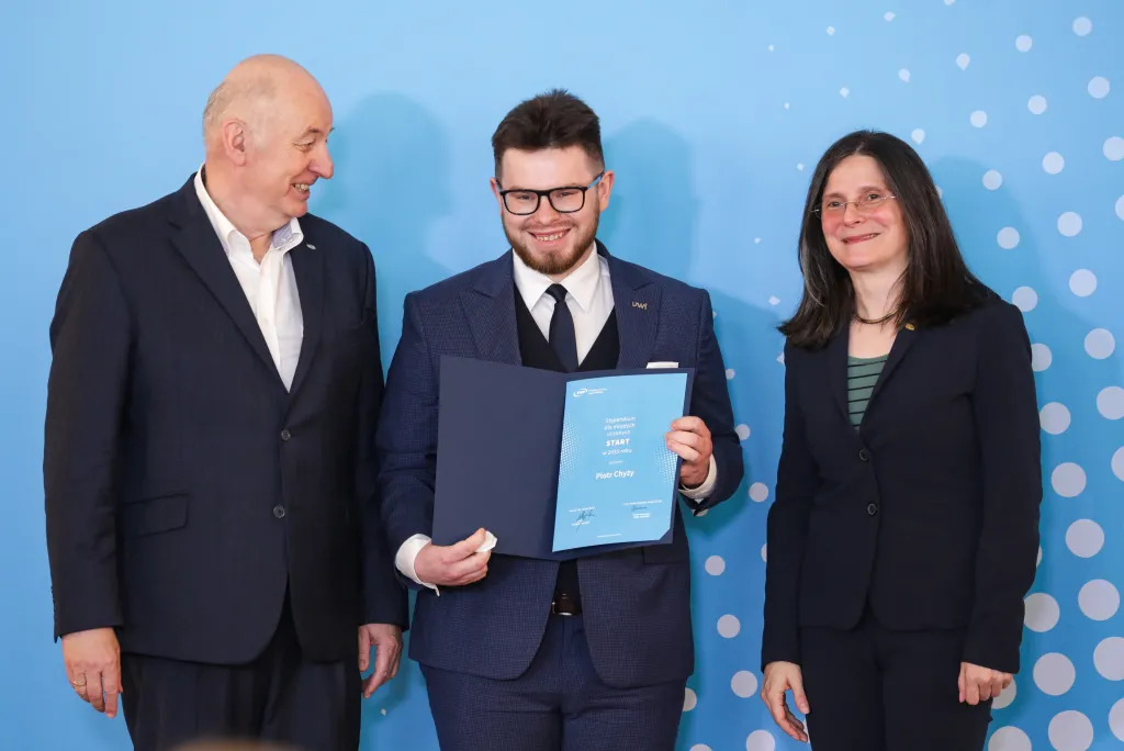 Warszawa, 14.06.2025. Historyk sztuki Grażyna Jurkowlaniec (P), prezes zarządu Fundacji na rzecz Nauki Polskiej Maciej Żylicz (L) i Piotr Chyży (C) na uroczystości wręczenia dyplomów laureatom i laureatkom programu START - Stypendia dla Młodych Uczonych (edycja 2025), organizowana przez Fundację na rzecz Nauki Polskiej w Warszawie, 14 bm. (ad) PAP/Tomasz Gzell