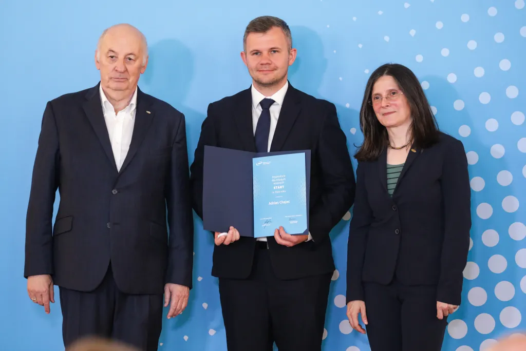 Warszawa, 14.06.2025. Historyk sztuki Grażyna Jurkowlaniec (P), prezes zarządu Fundacji na rzecz Nauki Polskiej Maciej Żylicz (L) i Adrian Chajec (C) na uroczystości wręczenia dyplomów laureatom i laureatkom programu START - Stypendia dla Młodych Uczonych (edycja 2025), organizowana przez Fundację na rzecz Nauki Polskiej w Warszawie, 14 bm. (ad) PAP/Tomasz Gzell