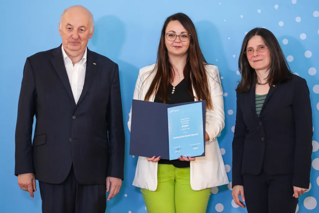 Warszawa, 14.06.2025. Historyk sztuki Grażyna Jurkowlaniec (P), prezes zarządu Fundacji na rzecz Nauki Polskiej Maciej Żylicz (L) i Aleksandra Borek-Dorosz (C) na uroczystości wręczenia dyplomów laureatom i laureatkom programu START - Stypendia dla Młodych Uczonych (edycja 2025), organizowana przez Fundację na rzecz Nauki Polskiej w Warszawie, 14 bm. (ad) PAP/Tomasz Gzell