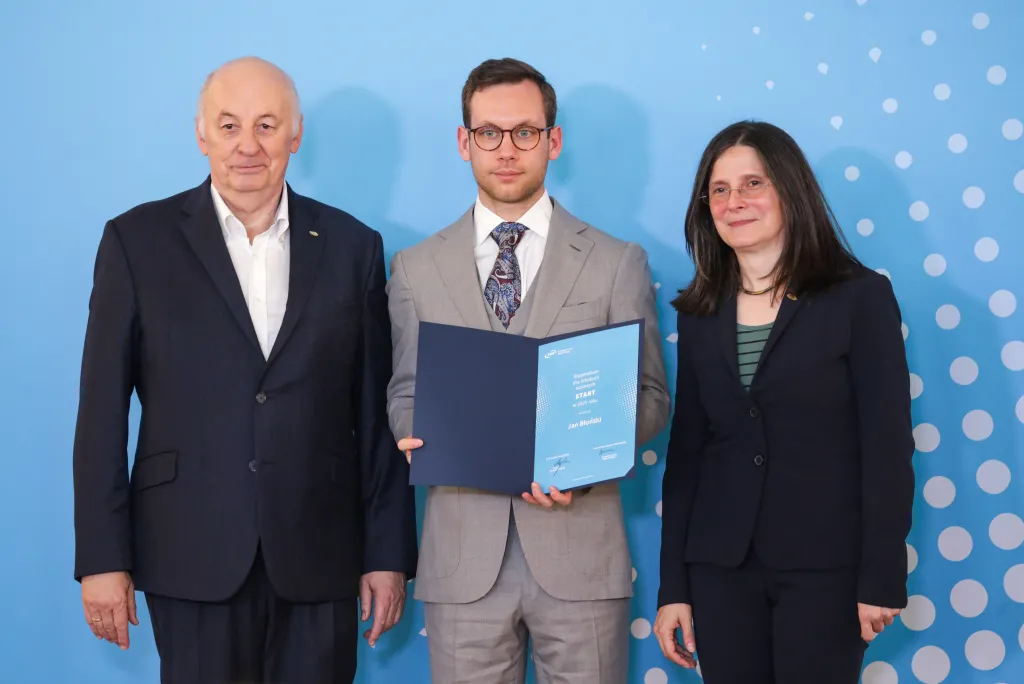 Warszawa, 14.06.2025. Historyk sztuki Grażyna Jurkowlaniec (P), prezes zarządu Fundacji na rzecz Nauki Polskiej Maciej Żylicz (L) i Jan Błoński (C) na uroczystości wręczenia dyplomów laureatom i laureatkom programu START - Stypendia dla Młodych Uczonych (edycja 2025), organizowana przez Fundację na rzecz Nauki Polskiej w Warszawie, 14 bm. (ad) PAP/Tomasz Gzell