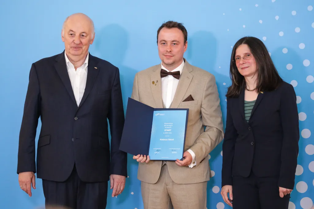 Warszawa, 14.06.2025. Historyk sztuki Grażyna Jurkowlaniec (P), prezes zarządu Fundacji na rzecz Nauki Polskiej Maciej Żylicz (L) i Mateusz Baluk (C) na uroczystości wręczenia dyplomów laureatom i laureatkom programu START - Stypendia dla Młodych Uczonych (edycja 2025), organizowana przez Fundację na rzecz Nauki Polskiej w Warszawie, 14 bm. (ad) PAP/Tomasz Gzell