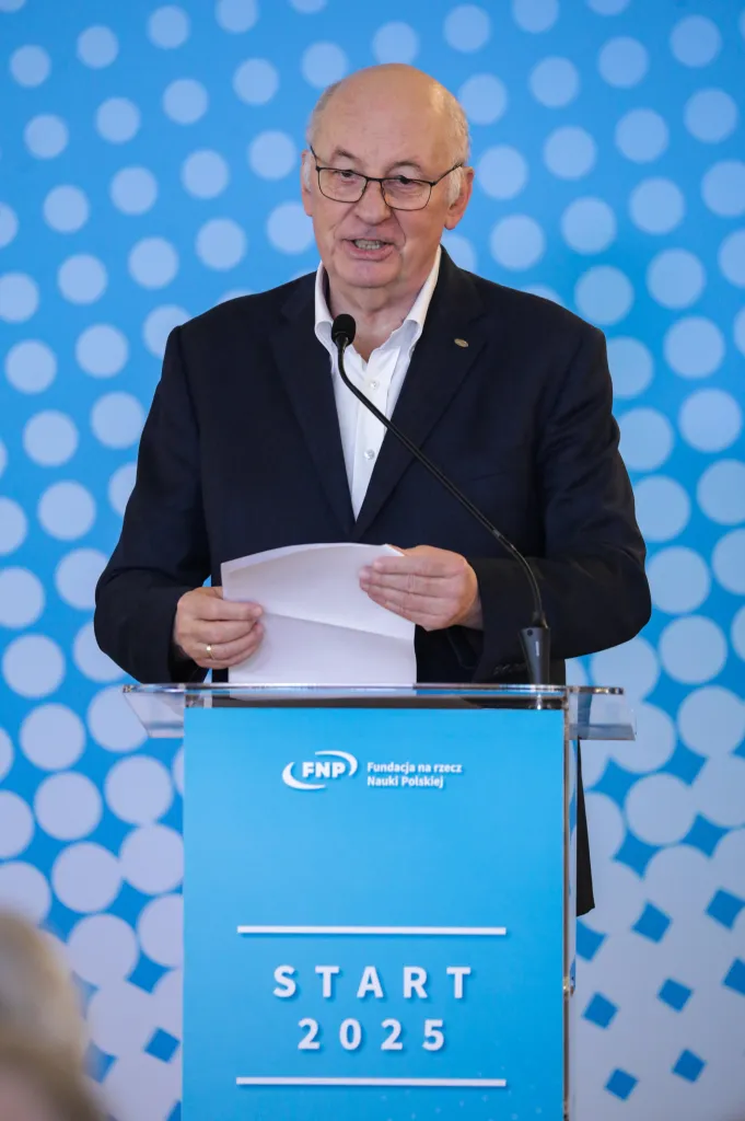 Warszawa, 14.06.2025. Prezes zarządu Fundacji na rzecz Nauki Polskiej Maciej Żylicz na uroczystości wręczenia dyplomów laureatom i laureatkom programu START - Stypendia dla Młodych Uczonych (edycja 2025), organizowana przez Fundację na rzecz Nauki Polskiej w Warszawie, 14 bm. (ad) PAP/Tomasz Gzell
