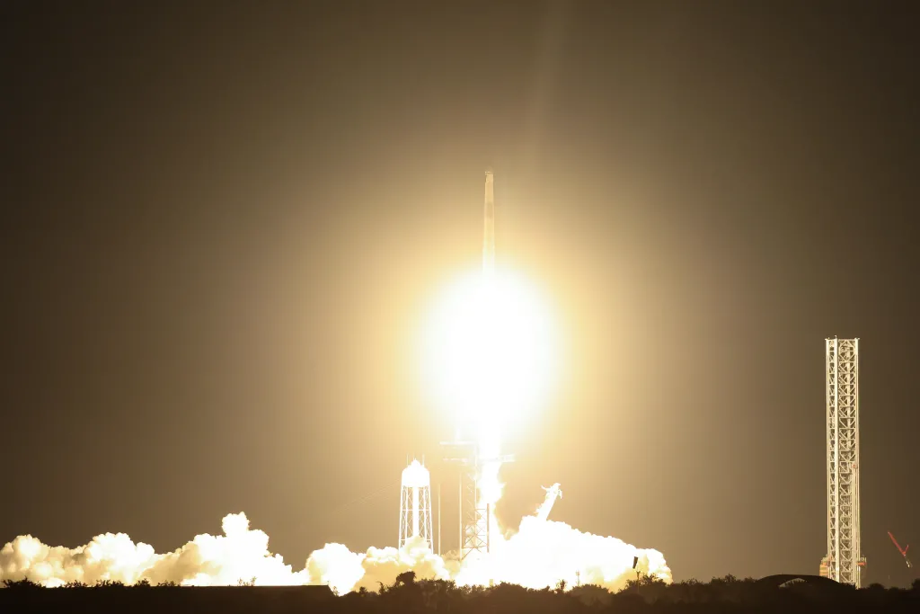 5.06.2025. Start rakiety Falcon 9 z kapsułą Crew Dragon z Centrum Kosmicznego Johna F. Kennedy’ego na przylądku Canaveral na Florydzie, 25 bm. W ramach misji Axiom-4 rakieta zabrała czwórkę astronautów, w tym Sławosza Uznańskiego-Wiśniewskiego na Międzynarodową Stację Kosmiczną (ISS). (amb) PAP/Leszek Szymański