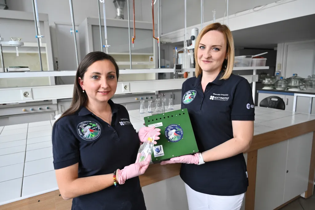 Wrocław, 23.07.2025. Dr Weronika Urbańska (P) z Politechniki Wrocławskiej oraz Ewa Borowska (L) ze startupu Extremo Technologies na spotkaniu dla mediów w laboratoriach PW, 23 bm. W trakcie wydarzenia zostały zaprezentowane próbki, poddawane eksperymentom w przestrzeni kosmicznej podczas misji Ignis z udziałem polskiego astronauty Sławosza Uznańskiego-Wiśniewskiego. (mk/amb) PAP/Maciej Kulczyński