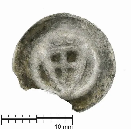 Stare miasto - moneta krzyżacka. Fot. A. Koperkiewicz, K. Niedźwiecki, M. Marczewski, P. Wroniecki.  Źródło: Instytut Archeologii UG