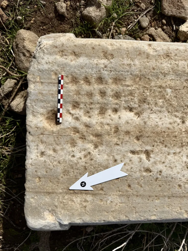 Plansza do gry wyryta na marmurowej kolumnie (fot. Zofia Kowarska)