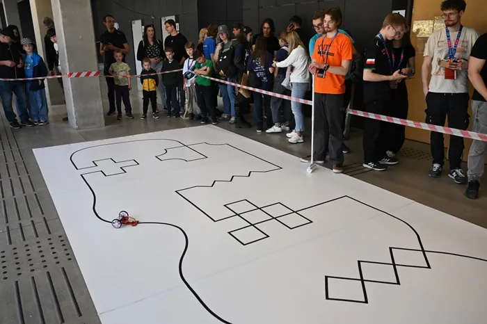 Wrocław, 25.04.2026. Międzynarodowe zawody robotów Robotic Arena na Politechnice Wrocławskiej. W XVII edycji zawodów bierze udział blisko 300 robotów, rywalizujących w 17 konkurencjach. PAP/Maciej Kulczyński