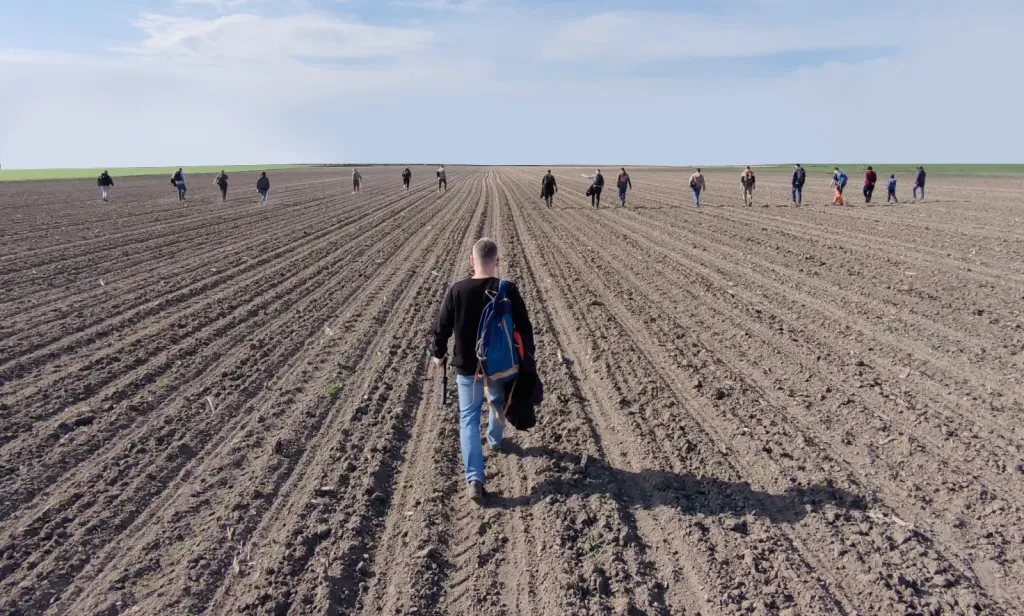 Grupowe poszukiwania meteorytu. Fot. materiały prasowe