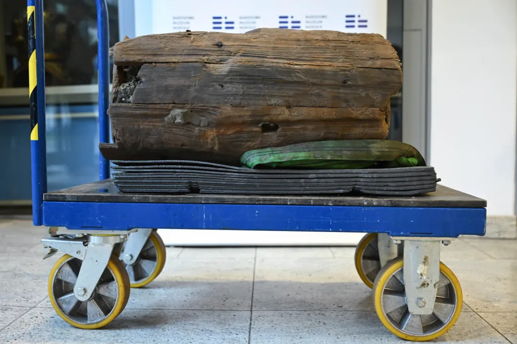 Gdańsk, 06.05.2026. Prezentacja zabytku odkrytego podczas prac realizowanych w ramach projektu pierwszej elektrowni jądrowej, 6 bm. w Ośrodku Kultury Morskiej w Gdańsku. Obiekt, wstępnie datowany na okres od XV do XVII wieku, może – zdaniem ekspertów –poszerzyć wiedzę na temat historii handlu bałtyckiego w późnym średniowieczu i we wczesnej epoce nowożytnej. (mr) PAP/Adam Warżawa
