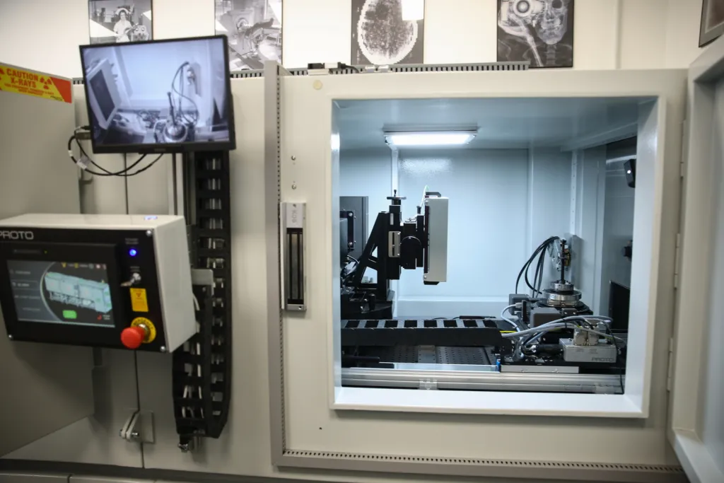 Kraków, 29.05.2026. Otwarcie Laboratorium Zaawansowanych Technik Rentgenowskich na Wydziale Fizyki i Informatyki Stosowanej AGH w Krakowie, 29 bm. Nowe laboratorium oferuje dostęp do wiązki promieniowania rentgenowskiego o parametrach dostępnych dotychczas przede wszystkim w wyspecjalizowanych ośrodkach synchrotronowych. (jm) PAP/Łukasz Gągulski