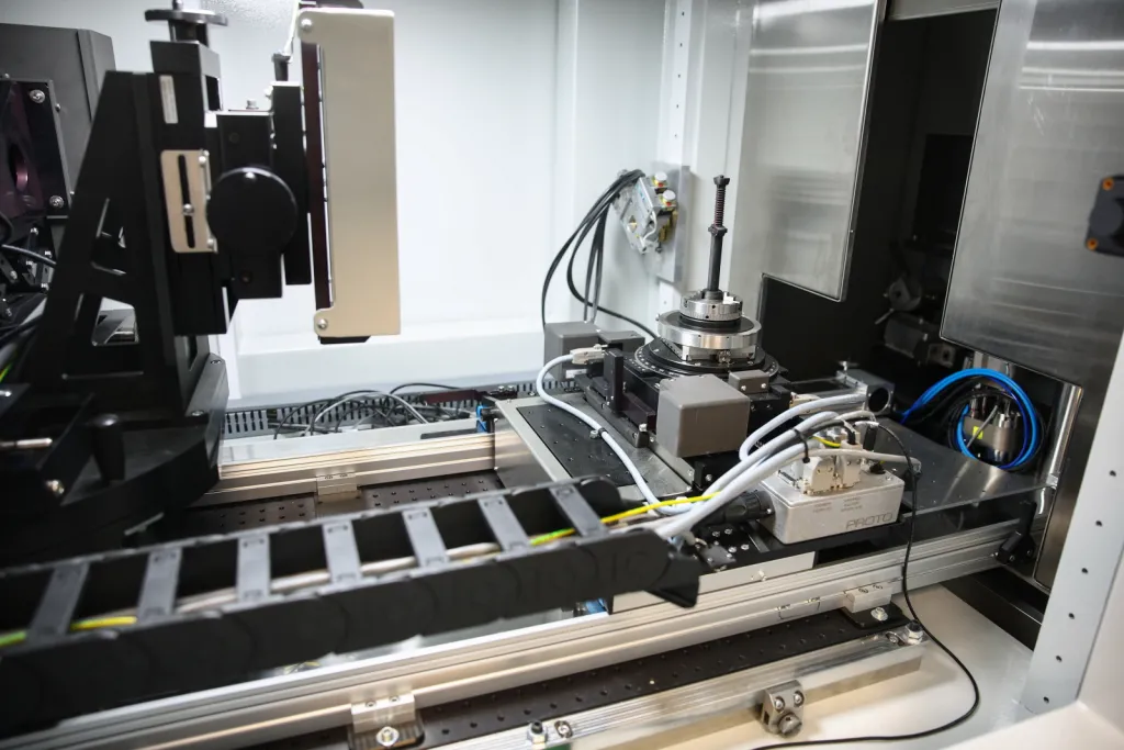 Kraków, 29.05.2026. Otwarcie Laboratorium Zaawansowanych Technik Rentgenowskich na Wydziale Fizyki i Informatyki Stosowanej AGH w Krakowie, 29 bm. Nowe laboratorium oferuje dostęp do wiązki promieniowania rentgenowskiego o parametrach dostępnych dotychczas przede wszystkim w wyspecjalizowanych ośrodkach synchrotronowych.  PAP/Łukasz Gągulski