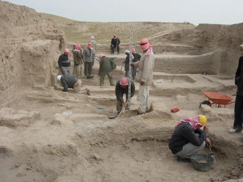 Stanowisko archeologiczne i wykop w Tell Brak. Autor: prof. Arkadiusz Sołtysiak. 