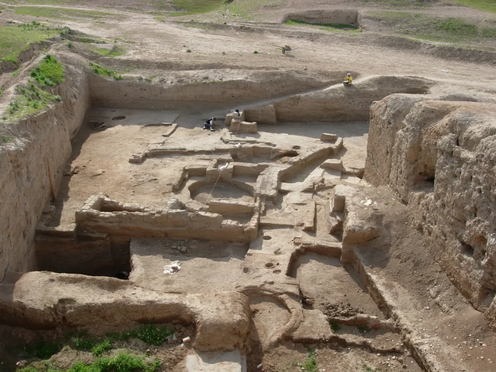 Stanowisko archeologiczne i wykop w Tell Brak. Autor: prof. Arkadiusz Sołtysiak. 