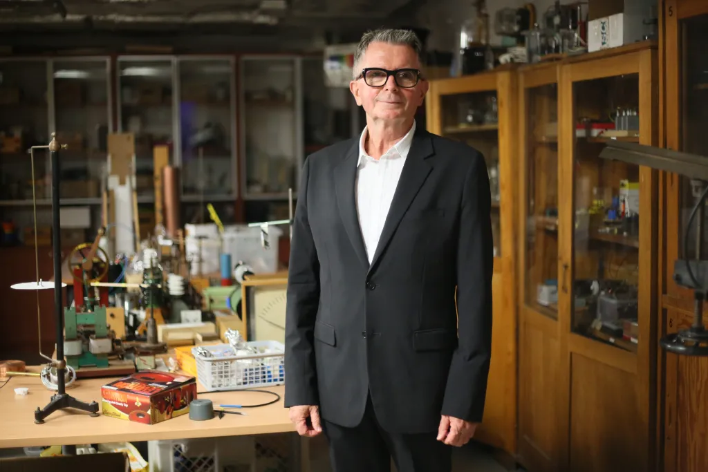 Warszawa, 14.05.2015. Prof. Aleksander Wolszczan po wykładzie pt. "Astronomiczna przyszłość ludzkości" z serii "Zapytaj fizyka" z serii "Zapytaj fizyka", na wydziale fizyki UW. (ls/mgut) PAP/Leszek Szymański
