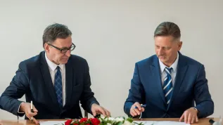  Prezes Instytutu Pamięci Narodowej Jarosław Szarek (L) i rektor Uniwersytetu Kazimierza Wielkiego prof. dr hab. Jacek Woźny (P) podczas podpisania porozumienia o współpracy między UKW i IPN. Współpraca między uczelnią a Instytutem polegać będzie na realizacji wspólnych projektów naukowo-badawczych, dydaktycznych oraz wydawniczych o charakterze edukacyjnym i naukowym. Fot. PAP/Tytus Żmijewski 06.07.2017