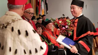 Prorektor ds. zadań uczelni medycznej, profesor Wojciech Maksymowicz (L) i neurochirurg, prof. Isao Morita (P) podczas uroczystości nadania mu tytułu Honorowego Profesora UWM, w trakcie inauguracji roku akademickiego Collegium Medicum Uniwersytetu Warmińsko-Mazurskiego. Fot. PAP/Tomasz Waszczuk 03.10.2017