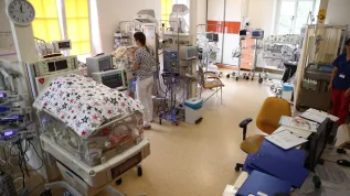 Inkubatory z noworodkami w Szpitalu Uniwersyteckim w Krakowie. Cztery dziewczynki i dwóch chłopców przyszło na świat 20 bm. Niemowlęta są pierwszymi sześcioraczkami w Polsce. Fot. PAP/Łukasz Gągulski 21.05.2019