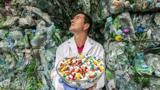 "Lignocellulose bottles, apple perfumes. The research project results are expected to include more effective medicines and perfumes". (Source: Institute of Physical Chemistry PAS, Grzegorz Krzyżewski). The photo was taken at the BYŚ waste sorting plant (www.bys.com.pl, Wojciech Byśkiniewicz). The company specialises in professional waste management