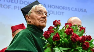  Biochemik, członek Francuskiej Akademii Nauk, wnuk Marii Curie-Skłodowskiej prof. Pierre Joliot odbiera doktorat honoris causa UMCS, 24 bm. w Lublinie. Fot. PAP/Wojtek Jargiłło 24.10.2019