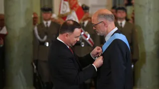  Prezydent Rzeczypospolitej Polskiej Andrzej Duda (C-L) oraz odznaczony Orderem Orła Białego historyk prof. Andrzej Nowak (C-P) podczas uroczystości wręczenia odznaczeń państwowych, 11 bm. w Pałacu Prezydenckim w Warszawie z okazji obchodów Narodowego Święta Niepodległości. Fot. PAP/Radek Pietruszka 11.11.2019