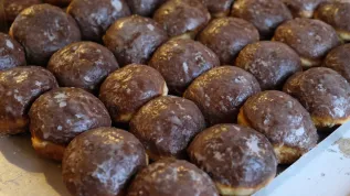 Warszawa, 20.02.2020. Pączki sprzedawane w Pracowni Cukierniczej "Zagoździński" przy ul. Górczewskiej w Warszawie, 20 bm. (aldg) PAP/Mateusz Marek