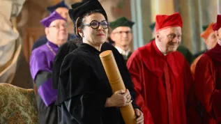 Wrocław, 01.06.2022. Pisarka Olga Tokarczuk (L) odebrała doktorat honoris causa Uniwersytetu Wrocławskiego w Auli Leopoldyńskiej UWr. PAP/Maciej Kulczyński