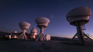 Trzy kopuły z teleskopami BlackGEM w Obserwatorium La Silla w Chile. Źródło: Bloemen (Radboud University)/ESO.