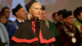 31.05.2023. Prof. Maria Siemionow (C) podczas uroczystości nadania jej tytułu Doktora Honoris Causa Uniwersytetu Warmińsko-Mazurskiego, 31 bm. w Olsztynie. Prof. Maria Siemionow – profesor ortopedii i dyrektor kształcenia mikrochirurgii na Uniwersytecie Illinois w Chicago – dokonała pierwszego w Stanach Zjednoczonych prawie całkowitego przeszczepu twarzy. PAP/Tomasz Waszczuk