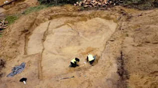 22.09.2021. Badania archeologiczne na cmentarzysku Wzgórze Wisielców w Wolinie. PAP/Marcin Bielecki