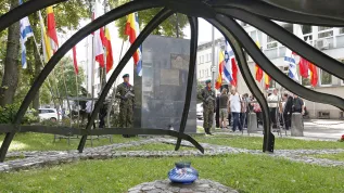 Białystok, 16.08.2017. Uroczystości przed pomnikiem ofiar pożaru Wielkiej Synagogi w Białymstoku, w trakcie obchodów 74. rocznicy wybuchu powstania w białostockim getcie. (zuz) PAP/Artur Żmijewski