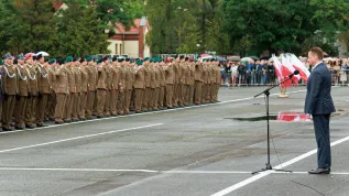  24.06.2023. Minister obrony narodowej Mariusz Błaszczak (P) podczas promocji oficerskiej Akademii Wojsk Lądowych im. generała Tadeusza Kościuszki we Wrocławiu. PAP/Tomasz Golla