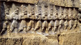 Procesja 12 bogów świata podziemnego; płaskorzeźba z Yazılıkaya, fot. Klaus-Peter Simon, CC BY 3.0, https://commons.wikimedia.org/w/index.php?curid=4084876