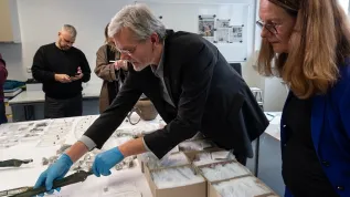 Archeolog dr. Detlef Jantzen i minister Bettina Martin w trakcie prezentacji znalezisk. Fot. WKM MV, Niemcy
