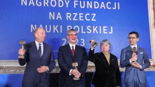 Warszawa, 06.12.2023. Laureaci nagrody: prof. Maria Lewicka (2P), prof. Marcin Stępień (P), prof. Rafał Latała (2L) i prof. Krzysztof Liberek (L) na wręczeniu Nagród Fundacji na rzecz Nauki Polskiej, w Zamku Królewskim w Warszawie. Fot. PAP/Rafał Guz