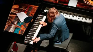 Photo: Leszek Możdżer played two pianos during the Nowe Obroty festival: a classically tuned piano (left) and a decaphonic piano (right). Source: Nowe Obroty press release.