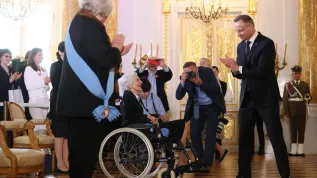 Warszawa, 03.05.2024. Prezydent RP Andrzej Duda (2P) i odznaczona Orderem Orła Białego, językoznawczyni i badaczka literatury Jadwiga Puzynina (sko) PAP/Leszek Szymański