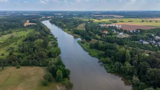 10.07.2024. Panorama rzeki Odry widziana z lotu ptaka we Wrocławiu. PAP/Maciej Kulczyński