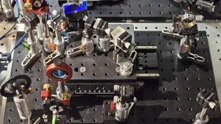 Electro-optical time lens. A light pulse synchronised with an electronic control signal is transformed over time similarly to a light beam passing through a real lens. Credit: University of Warsaw