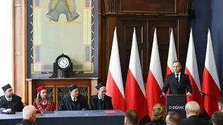 , 01.10.2024. Prezydent Andrzej Duda (P) i p.o. rektora Szkoły Głównej Mikołaja Kopernika prof. Gertruda Uścińska (2L) podczas inauguracji roku akademickiego 2024/2025 Szkoły Głównej Mikołaja Kopernika w Warszawie. PAP/Radek Pietruszka