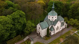 23.04.2024. XIX-wieczny kościół w Zarzeczu, 23 bm. Dzięki inwentaryzacji odkryto, że jego ołtarze boczne są znacznie starsze, bo z końca XVI stulecia, zaś znajdujący się w jednym z nich obraz Matki Bożej Śnieżnej datowany jest na XVII wiek. PAP/Darek Delmanowicz