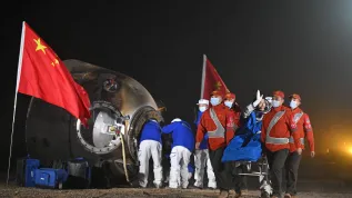 Chiński astronauta Li Cong (3-R) wyprowadzany z kapsuły Shenzhou-18 EPA/XINHUA / LI ZHIPENG, dostawca: PAP/EPA