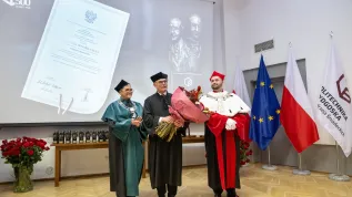 19.12.2024. Dziekan Wydziału Medycznego Politechniki Bydgoskiej prof. Małgorzata Tafil-Klawe (L), odbierający tytuł doktora honoris causa, prof. Marek Harat (C) oraz rektor Politechniki Bydgoskiej prof. Marek Adamski (P) podczas jubileuszowego, 500. posiedzenia Senatu Politechniki Bydgoskiej w siedzibie uczelni. PAP/Tytus Żmijewski