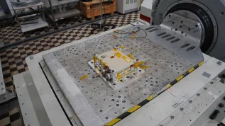 Scalable Radiation Monitor (SRM), instrument opracowany w ramach eksperymentu RadMon-on-ISS, podczas testów wibracyjnych. Instrument zainstalowany na wibracyjnym wzbudniku drgań mechanicznych. Fot. materiały prasowe